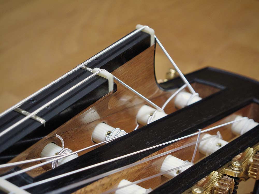 Gitarrenkopf in einer von Angela Waltner optional angebotenen achtsaitigen Ausführung mit einer Griffbrettverlängerung der Bassseiten