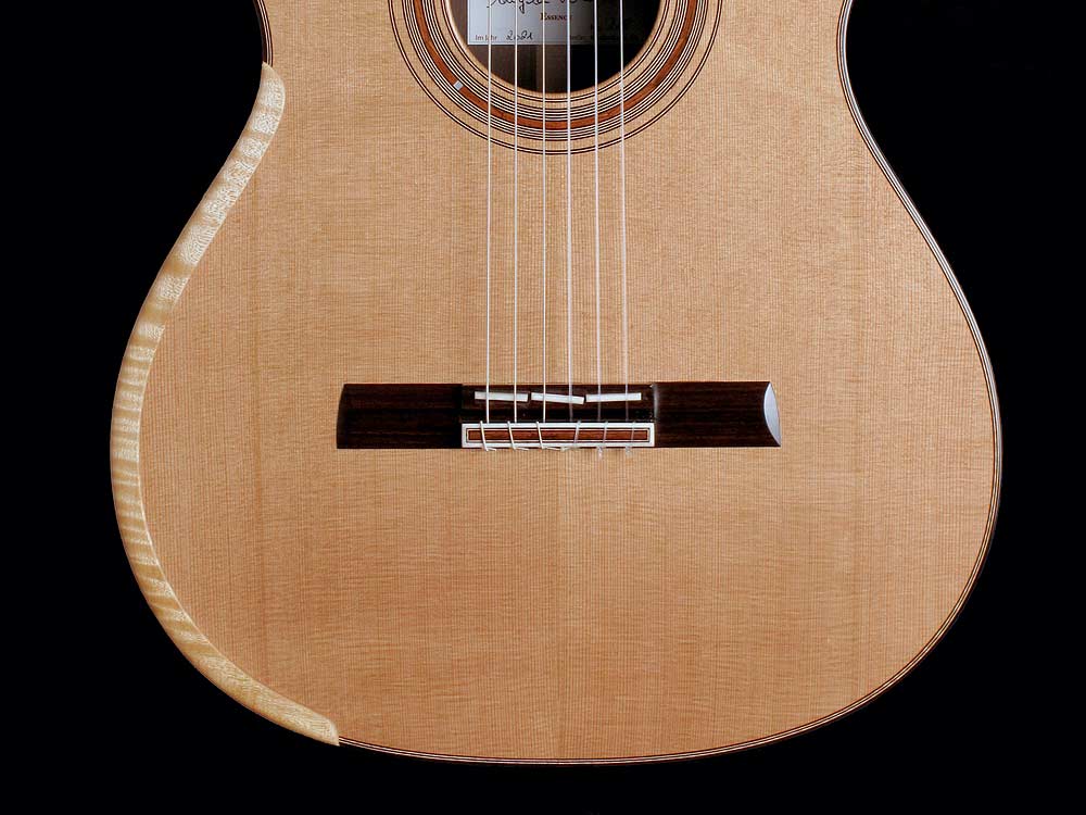 Deckenausschnitt einer Gitarre von Angela Waltner mit der von ihr optional angebotenen Armauflage