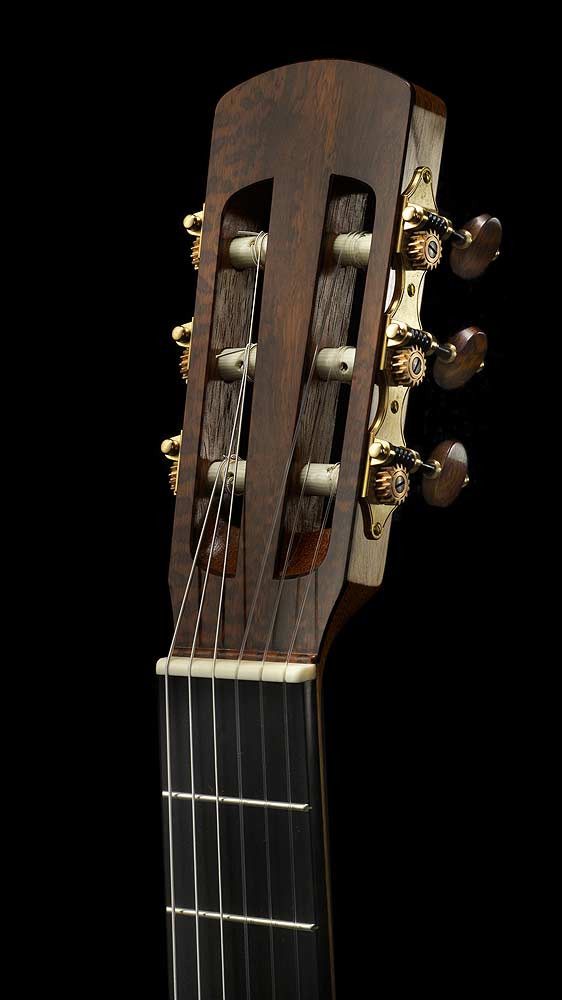 Halbtotale des edel schimmernden Kopfs des Gitarrenmodells KONZERT