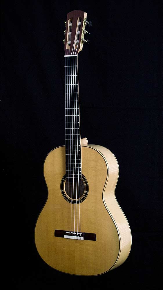 Aktuelles Angebot: Linkshänder-Gitarre No. 74 in Fichte / Riegelahorn, gebaut 2012, zu verkaufen.