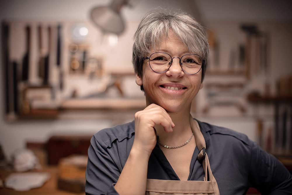 Die Gitarrenbaumeisterin Angela Waltner vor ihrer Werkzeugwand.