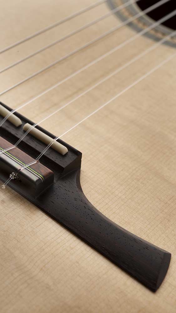 Schlank geschwungener Stegflügel des Gitarrenmodells ANIMA 