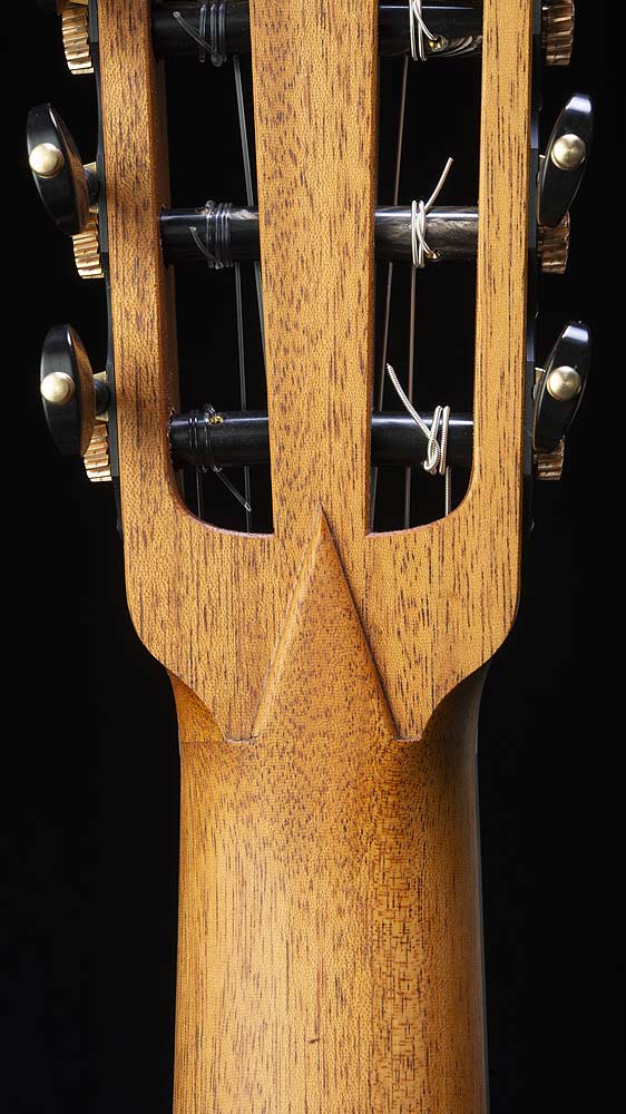 Optionale Hals-Kopf-Verbindung des Gitarrenmodells ESSENCE – deutscher Anschäfter (V-Verbindung)