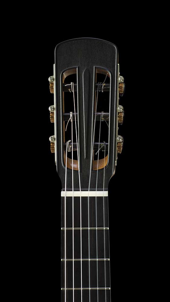 Vorderansicht des reliefverzierten Kopfs des Gitarrenmodells ESSENCE 