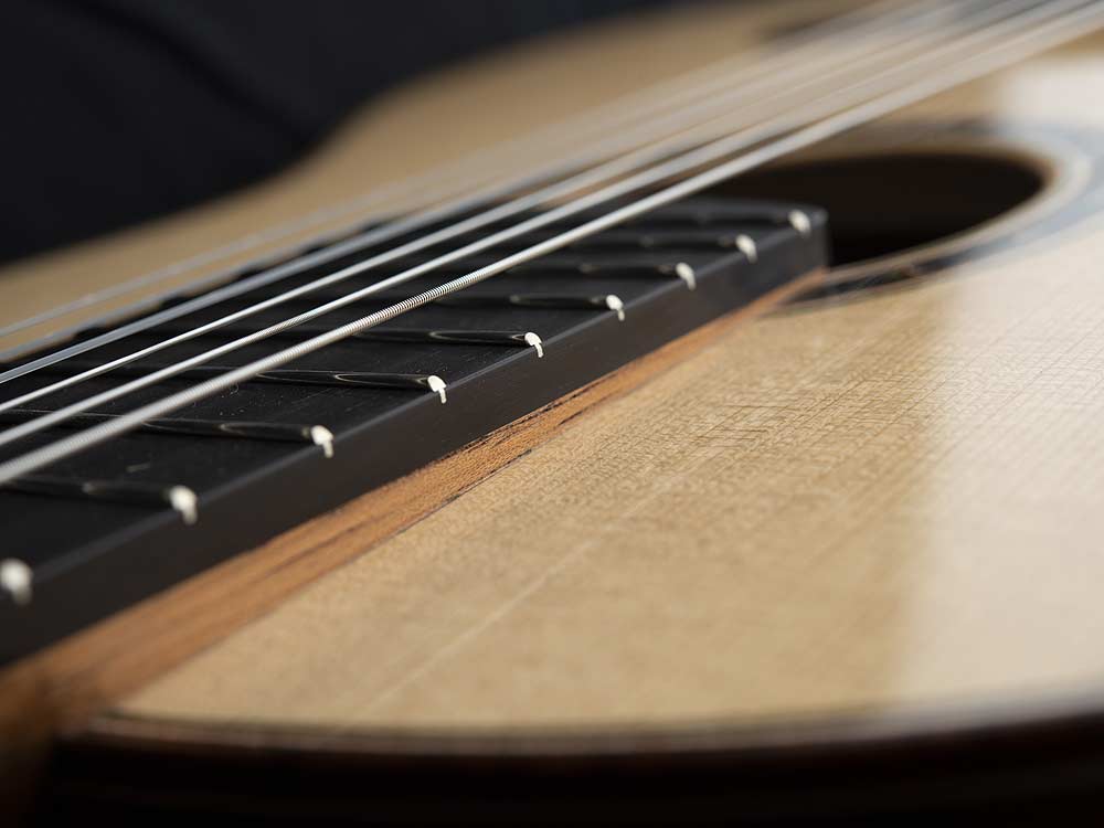 Detail des Gitarrenmodells KONZERT – keilförmig erhöhtes Griffbrett über der Decke