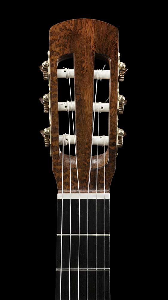Vorderansicht des Kopfs des Gitarrenmodells KONZERT