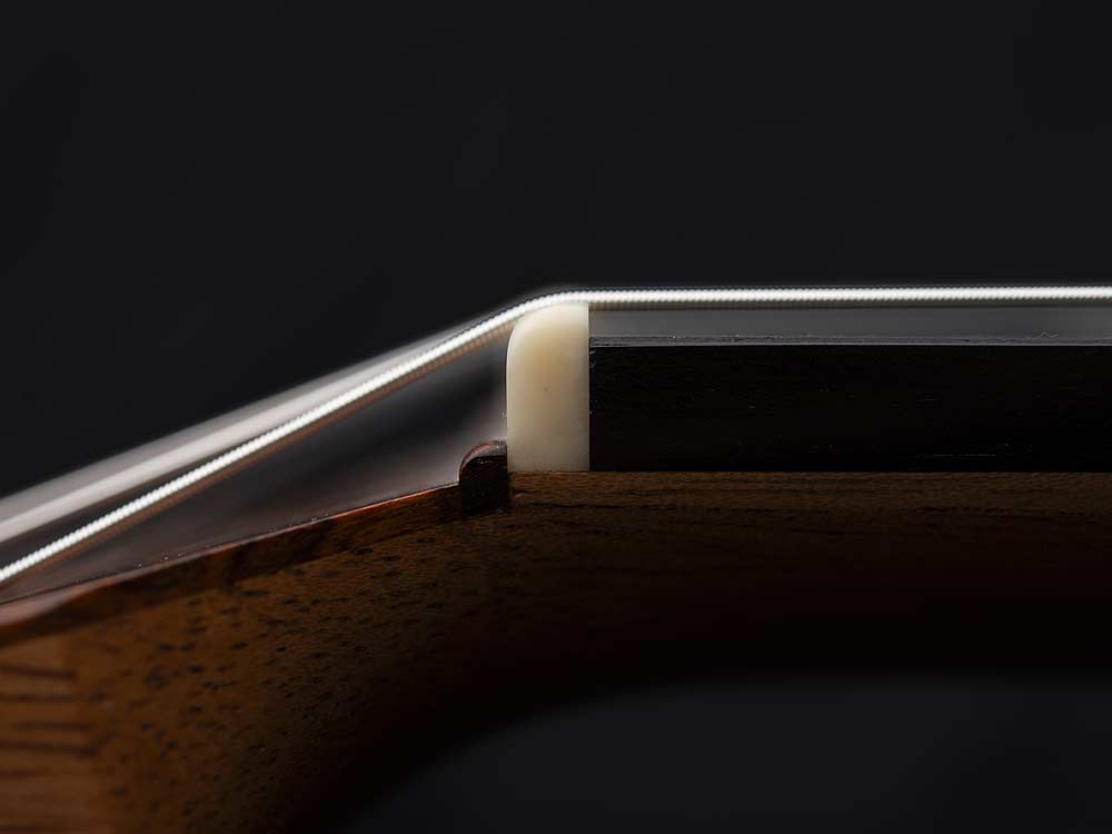 Detail des Gitarrenmodells KONZERT – Saiten verlaufen vom Kopf über den Obersattel auf das Griffbrett