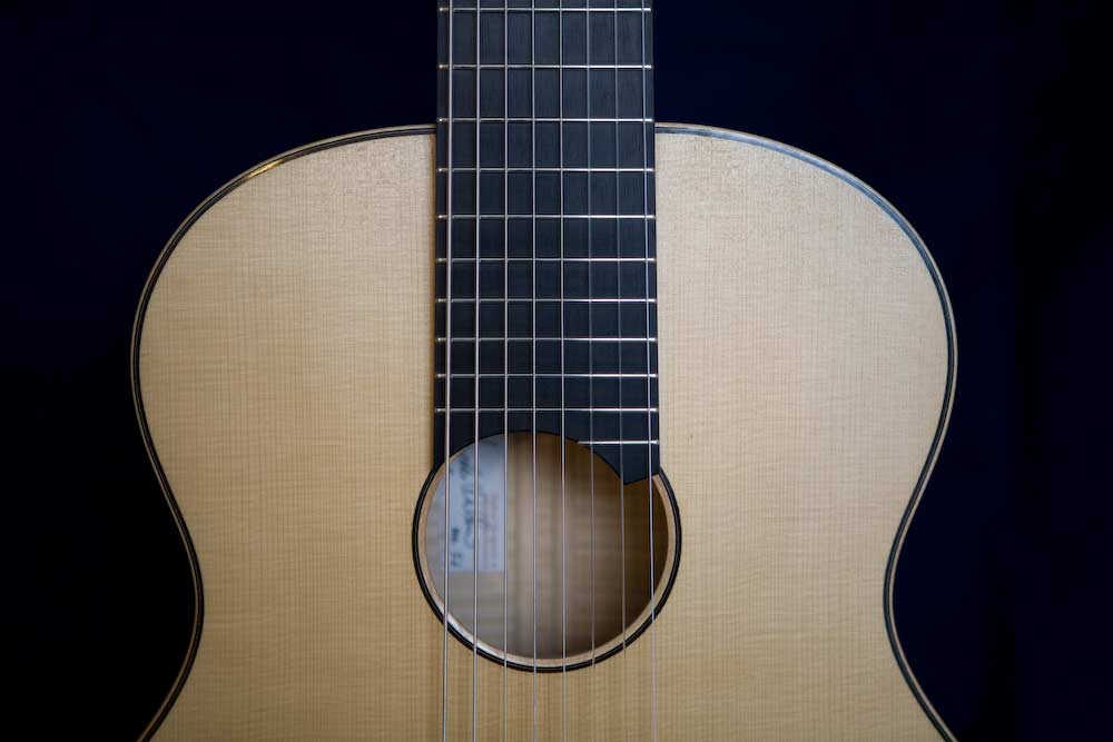 Deckenausschnitt eines 8-saitigen Gitarrenmodells, das in Zusammenarbeit mit dem Musikers Andreas Georgiou entstand.